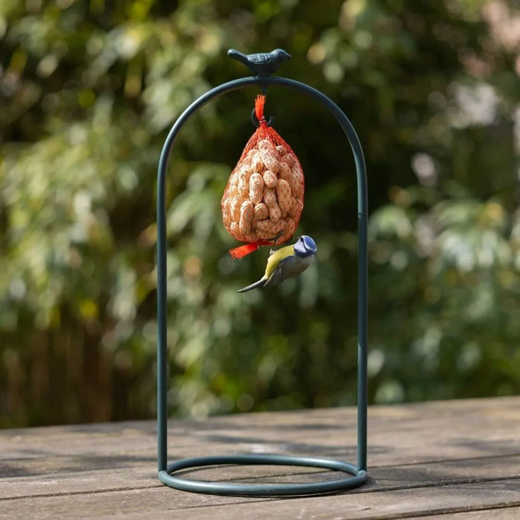 Verwen vogels en tuindieren met een gevarieerd menu